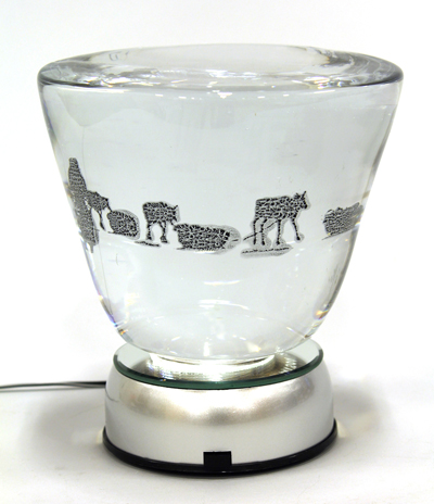 "Vårflytt" av Tomas Colbentson. Glas, graalteknik.