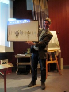 Jamtlis chef Henrik Zipsane med konstverket Stavgångare av Ola Åstrand. Foto: Eva Herdin